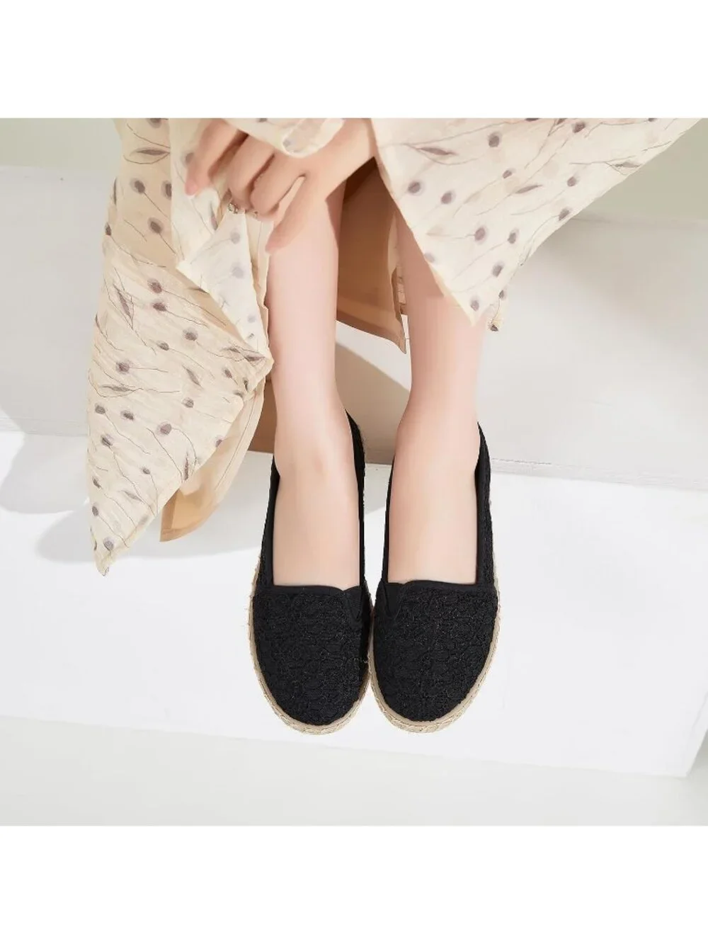 Women's Black Rubber Flower Embroidered Comfortable Round Toe Casual Ballet Flat